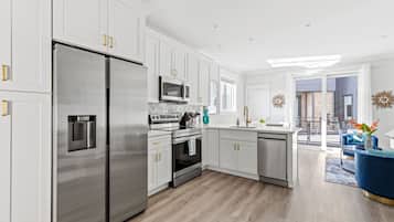 Geladeira, micro-ondas, fogão, cooktop