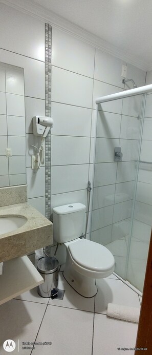 Dusche, Haartrockner, Toilettenpapier