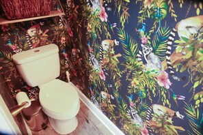 Séchoir à cheveux, serviettes fournies, savon, shampooing