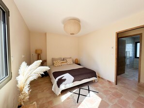 4 habitaciones, tabla de planchar con plancha y cuna de viaje 