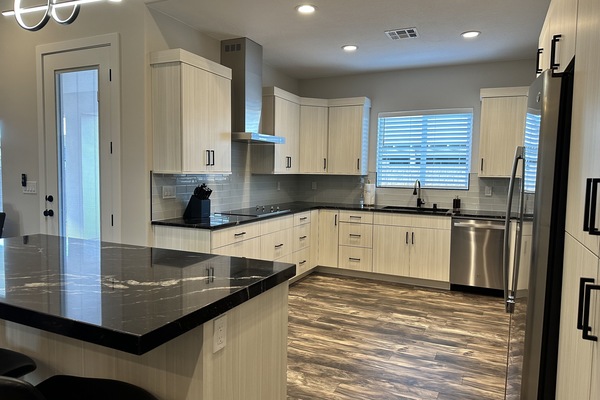 ثلاجة، ميكروويف، فرن، موقد طهي مسطح