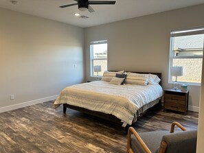 3 chambres, bureau, Wi-Fi gratuit, draps fournis