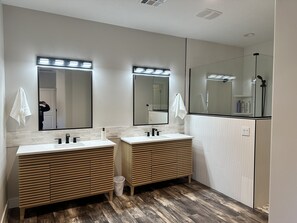 Douche, sèche-cheveux, serviettes fournies, savon