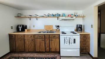 Fridge, oven, stovetop, coffee/tea maker
