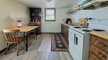 Fridge, oven, stovetop, coffee/tea maker