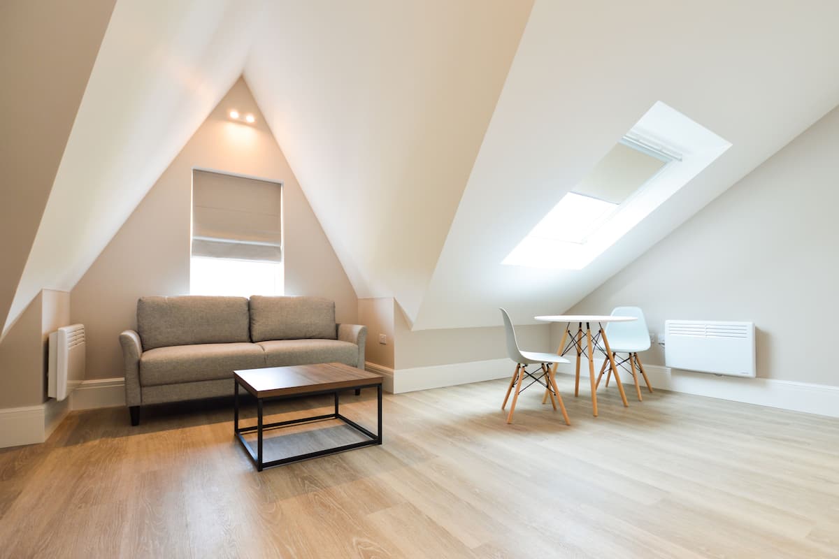 One Bedroom Apartment | 거실 공간 | 평면 TV, 바닥 난방/온돌