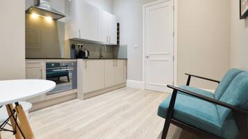 Economy One Bedroom Apartment | Bếp riêng | Tủ lạnh nhỏ, lò nướng, bếp nấu, dụng cụ pha espresso