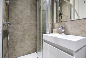 Standard Studio Apartment | Banheiro | Chuveiro, produtos de toalete grátis, secador de cabelo, piso aquecido