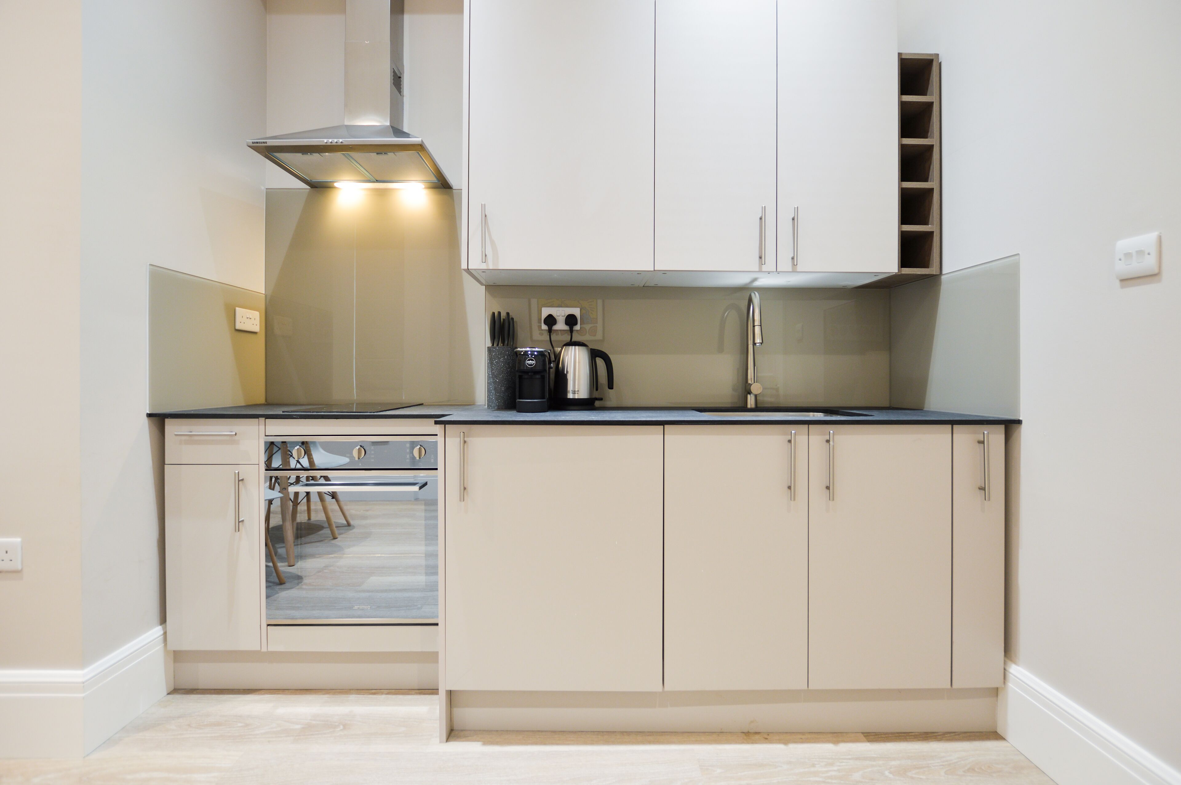 Economy One Bedroom Apartment | Cocina privada | Frigorífico pequeño, horno, placa de cocina y máquina de café espresso