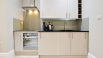 Economy One Bedroom Apartment | Cocina privada | Frigorífico pequeño, horno, placa de cocina y máquina de café espresso