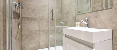 Economy One Bedroom Apartment | Salle de bain | Douche, articles de toilette (gratuits), séchoir à cheveux