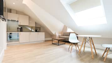 One Bedroom Apartment | Eget kök | Minikylskåp, ugn, spishäll och espressobryggare