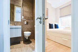 Economy One Bedroom Apartment | Bathroom | Shower, free toiletries, hair dryer, heated floors