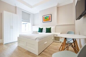 Standard Studio Apartment | Hypo-allergenic bedding, iron/ironing board, free WiFi - Woodview Serviced Apartments by Concept Apartments (London)