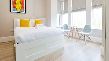 Small Studio Apartment | Ropa de cama hipoalergénica, tabla de planchar con plancha, wifi gratis