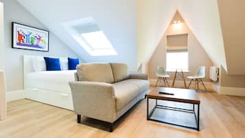 Deluxe Studio Apartment | Ropa de cama hipoalergénica, tabla de planchar con plancha, wifi gratis