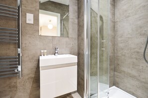 One Bedroom Apartment | Banheiro | Chuveiro, produtos de toalete grátis, secador de cabelo, piso aquecido