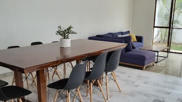 Basic House | Dining room
