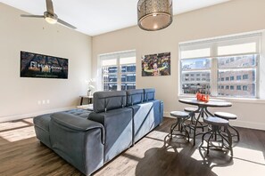 TV, video games, foosball - Spacious Modern 1BR Retreat in California Building (New Orleans)