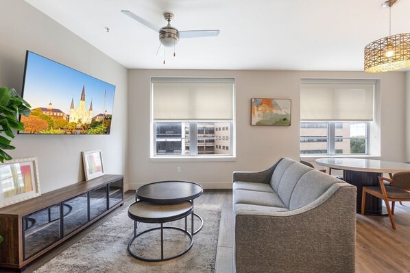 Téléviseur, jeux vidéo, table de baby-foot