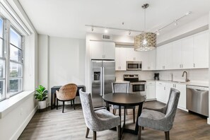 Frigorífic, microones, forn i placa de cuina