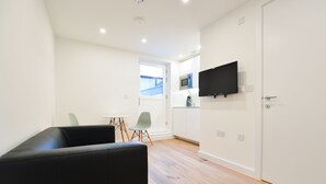 Single Studio Apartment | Oppholdsområde | Flatskjerm-TV