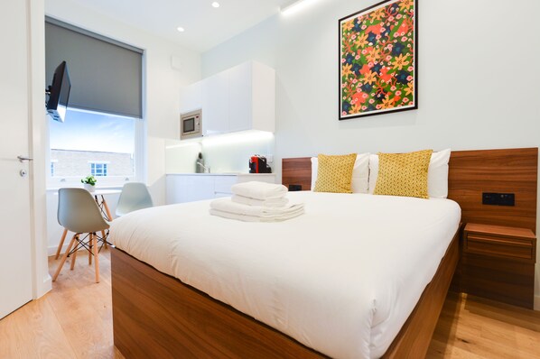 Small Studio Apartment | Hypo-allergenic bedding, iron/ironing board, free WiFi