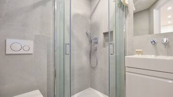 Single Studio Apartment | Kamar mandi | Shower, perlengkapan mandi gratis, dan pengering rambut