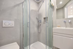 Single Studio Apartment | Bathroom | Shower, free toiletries, hair dryer, heated floors