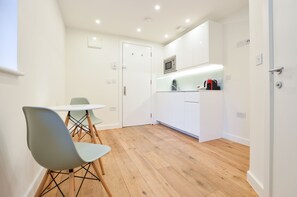 Single Studio Apartment | Private kitchen | Mini-fridge, microwave, stovetop, electric kettle