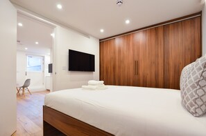 Single Studio Apartment | Hypo-allergenic bedding, iron/ironing board, free WiFi