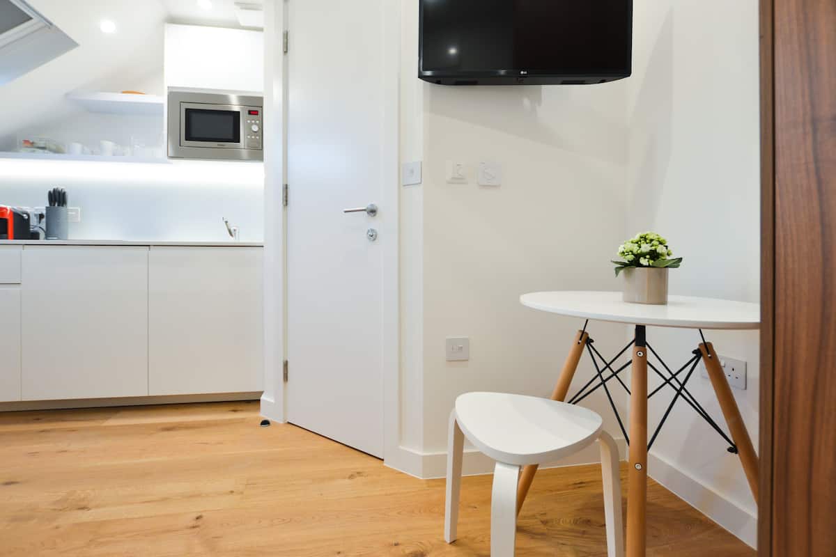 Lower Ground Floor One Bedroom Apartment | Coin séjour | Télévision à écran plat