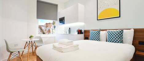 Hypo-allergenic bedding, iron/ironing board, free WiFi