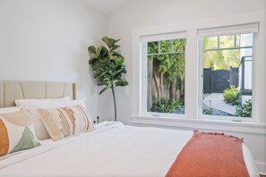 1 bedroom, free WiFi, bed sheets - Charming New Casita Lower Riviera, Quiet, AC, 6 blocks to State St, Pet-Friendly (Santa Barbara)