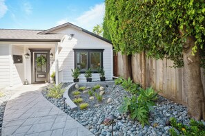 Exterior - Charming New Casita Lower Riviera, Quiet, AC, 6 blocks to State St, Pet-Friendly (Santa Barbara)