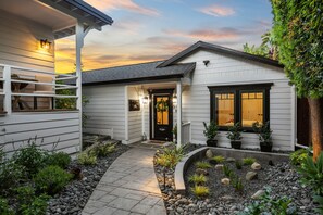 Exterior - Charming New Casita Lower Riviera, Quiet, AC, 6 blocks to State St, Pet-Friendly (Santa Barbara)