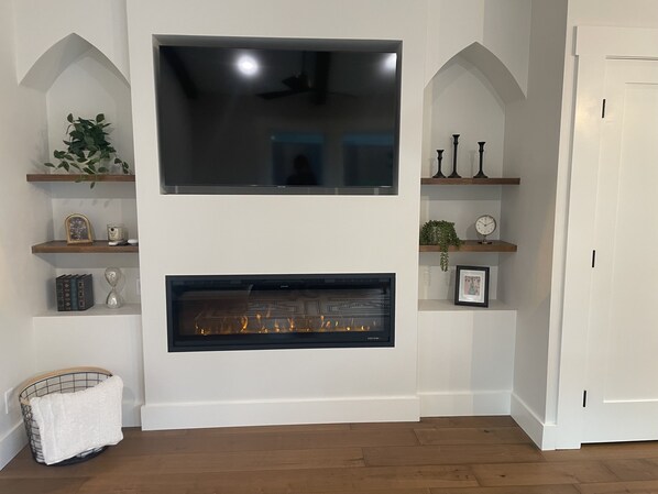 Interior - Charming New Casita Lower Riviera, Quiet, AC, 6 blocks to State St, Pet-Friendly (Santa Barbara)