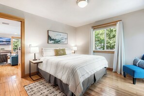 4 bedrooms, desk, iron/ironing board, travel crib - Bright, spacious Bend home. Perfect basecamp for Central Oregon adventures! (Bend)