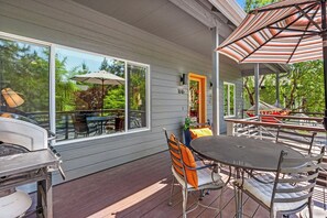 Outdoor dining - Bright, spacious Bend home. Perfect basecamp for Central Oregon adventures! (Bend)