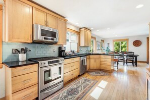 Fridge, microwave, oven, stovetop - Bright, spacious Bend home. Perfect basecamp for Central Oregon adventures! (Bend)