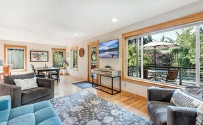 Una Smart TV, una chimenea, libros