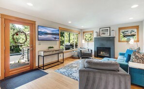 Una Smart TV, una chimenea, libros