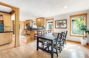 Dining - Bright, spacious Bend home. Perfect basecamp for Central Oregon adventures! (Bend)