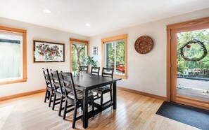 Dining - Bright, spacious Bend home. Perfect basecamp for Central Oregon adventures! (Bend)