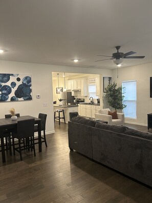 Interior - Cozy Big Blue getaway near downtown Atlanta (Atlanta)