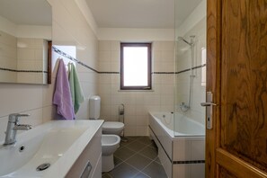 A bathroom with a sink, toilet, and bathtub. - Apartment Magnolia (Istria - Labin) (Labin)