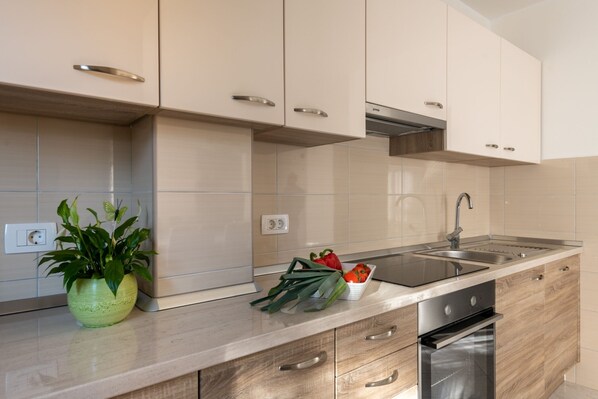 Fridge, microwave, oven, stovetop