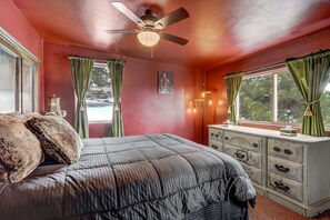 3 bedrooms, free WiFi - Medieval Manor (Florissant)