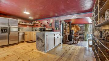 House | Private kitchen | Fridge, microwave, oven, cookware/dishes/utensils