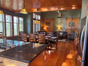 Interior - Bayview Beauty close to Silverwood theme Park. (Bayview)